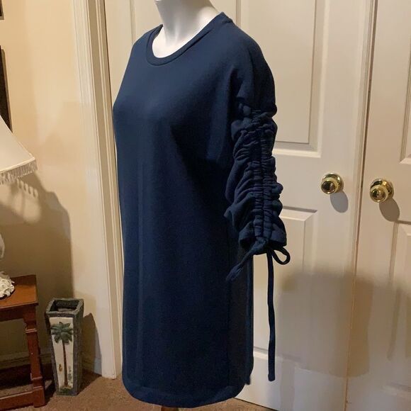 Lush dress with adjustable sleeves. - Picture 5 of 11
